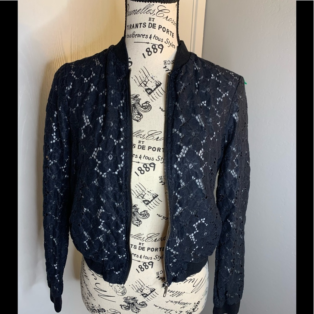 Cute bomber jacket with pockets!